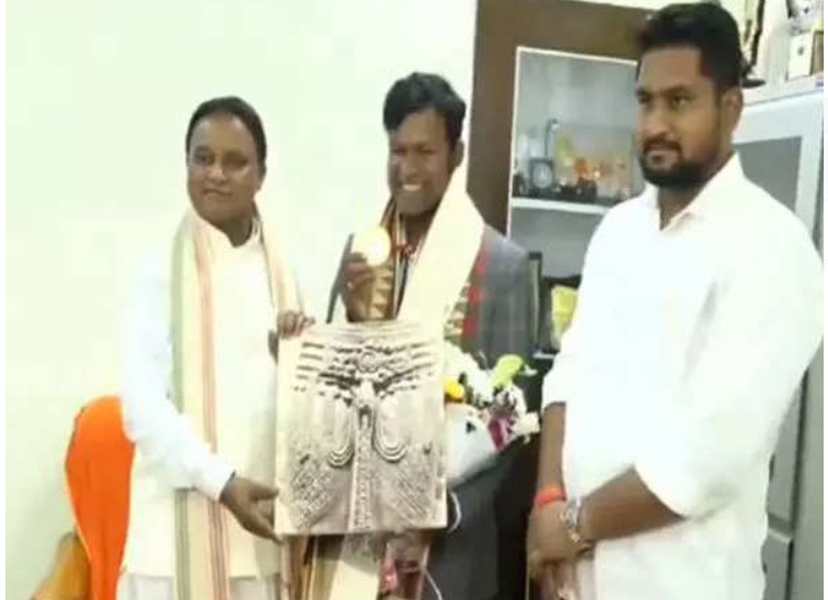Odisha CM felicitates Sudarsan Pattnaik for winning gold at International Sand Sculpture Championship.
