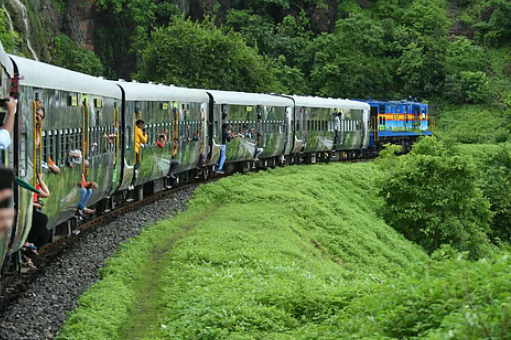 Western Railway Resumes Heritage Train on 155-Year-Old Patalpani–Kalakund Line in Madhya Pradesh.