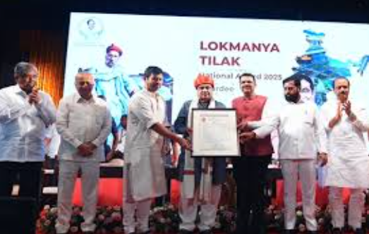 Union Minister Nitin Gadkari Honoured with 43rd Lokmanya Tilak National Award in Pune.