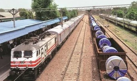 Indian Railways Successfully Conducts Trial Run of Asia’s Longest Freight Train 'Rudrastra' Spanning 4.5 km with 354 Wagons and 7 Locomotives.